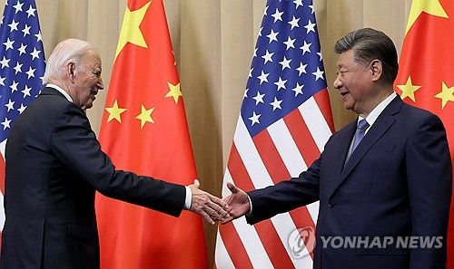 악수하기 위해 다가가는 바이든(왼쪽)과 시진핑