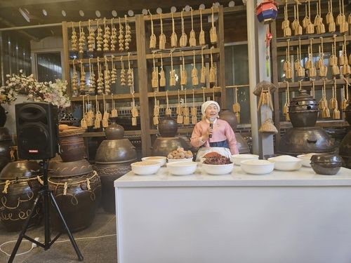 고추장 만들기 설명하는 강순옥 식품명인