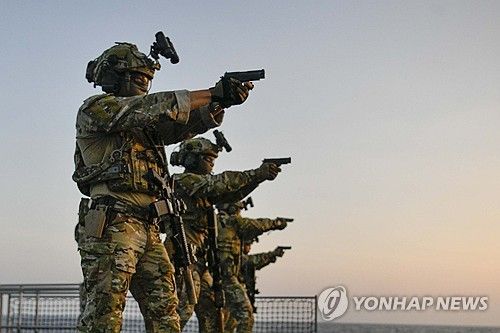 사격 훈련하는 청해부대원들