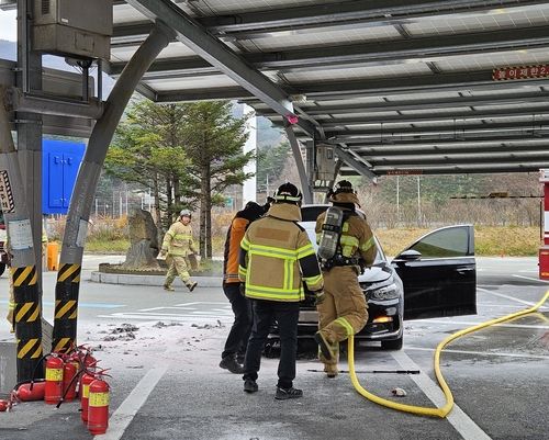 평창휴게소 차량 진화하는 소방대원