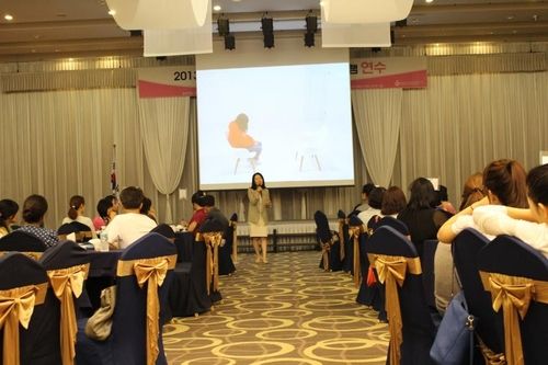 한국청소년자살예방협회 회장 시절, 교사 연수에서 강연하는 김도연 소장
