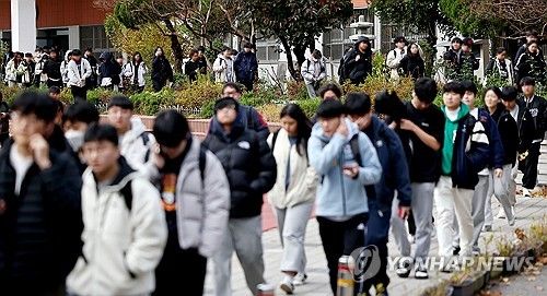 의대 지원자로 붐비는 대학 논술고사장