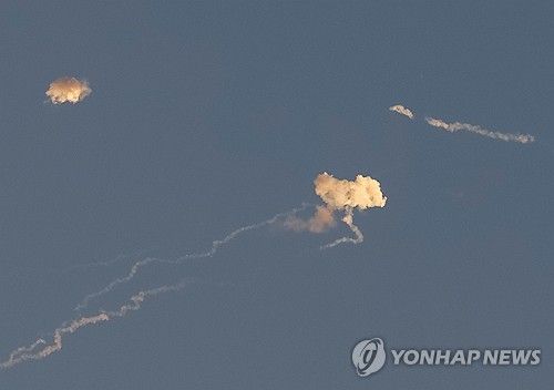 우쿠라이나 수도 키이우 상공에서 격추되는 러시아 미사일 [로이터 연합뉴스. 재판매 및 DB 금지]