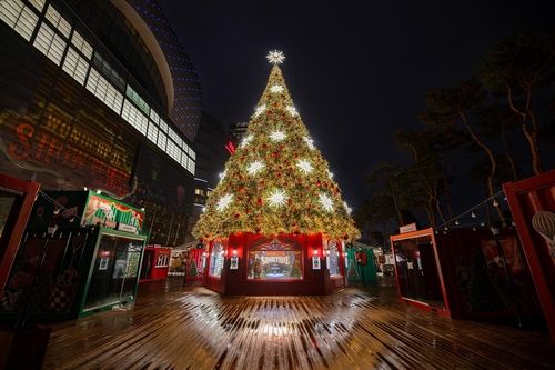 롯데월드타워 월드파크에 설치된 초대형 크리스마스 트리