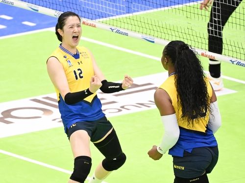 블로킹 후 기뻐하는 현대건설의 이다현(왼쪽)