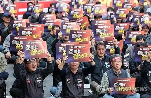 구호 외치는 철도노동자들