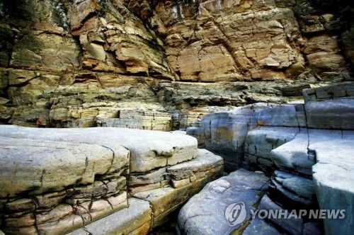 반구대 암각화 앞 암반