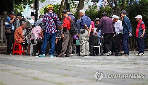 서울 종로구 탑골공원에 모인 노인들