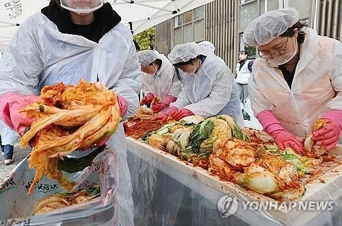 "4인 가족 김장비용 전통시장서 33만1천원…10% 올라" 