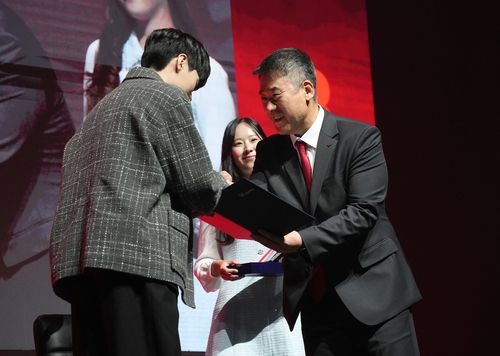 '데프트' 김혁규에 감사장 전달하는 최현준 kt 롤스터 단장