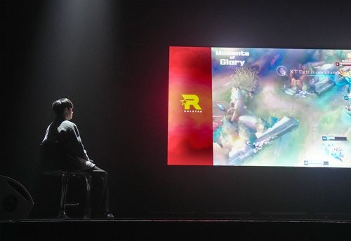 자신의 슈퍼플레이 지켜보는 '중꺾마' 데프트