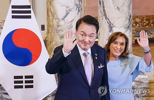 한·페루 정상, 공동언론발표 마치며 인사