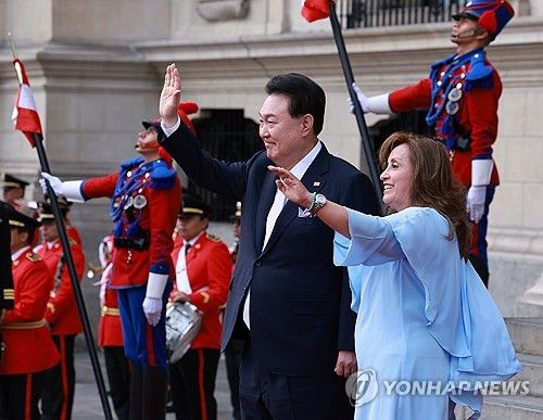 페루 공식환영식, 인사하는 윤석열 대통령