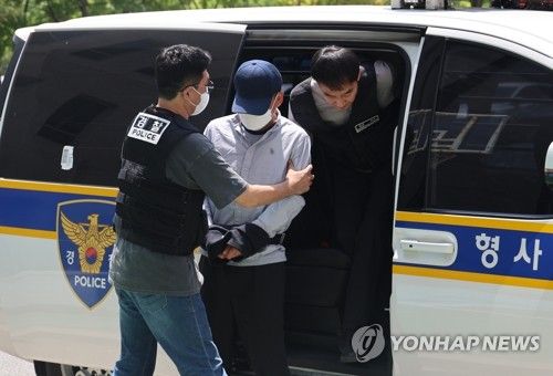 '외도 의심' 여친 살해 50대 영장심사 출석