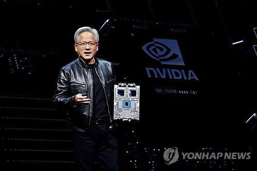 지난 6월 AI칩 블랙웰 소개하는 젠슨 황 엔비디아 CEO 