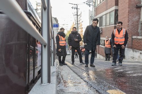 지난 겨울에 제설대책 추진 현장을 점검하는 이기재 구청장