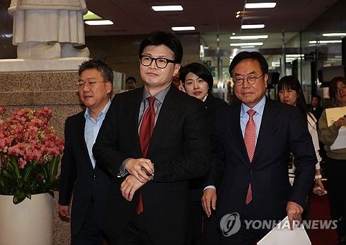 '김건희 특검법' 통과 뒤 의총장 향하는 한동훈 대표