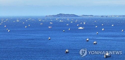 풍랑경보에 서귀포로 대피한 중국어선들