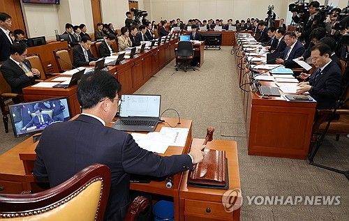의사봉 두드리는 송언석 위원장