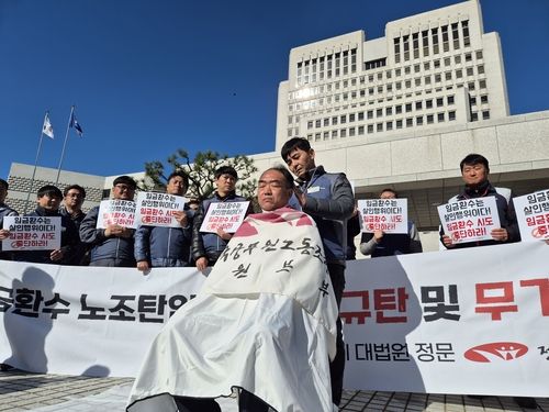 삭발 중인 이성민 전국공무원노동조합 법원본부장