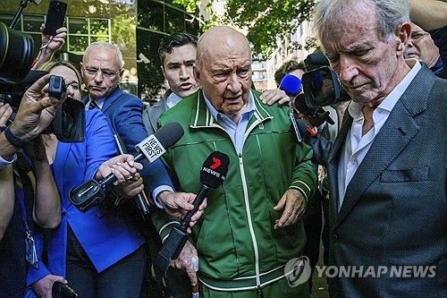 경찰서 나서는 앨런 존스(가운데)