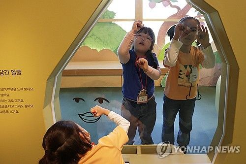 얼굴 그리는 어린이들