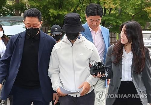 지난달 영장실질심사를 받으러 이동하는 부천 호텔 화재 건물주