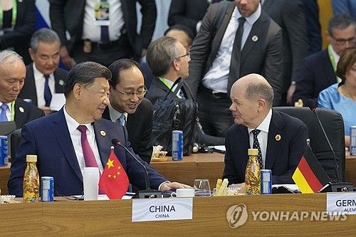 브라질 G20 정상회의에서 만나 대화하는 시진핑 중국 국가주석(왼쪽)과 올라프 숄츠 독일 총리. [AP=연합뉴스]