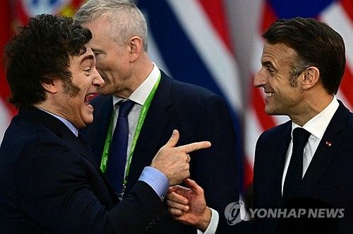 마크롱과 인사하며 웃는 밀레이(왼쪽)