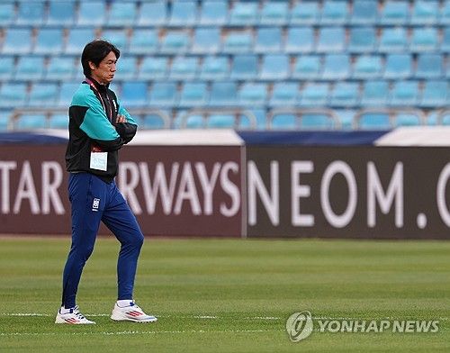 훈련 준비하는 홍명보 감독