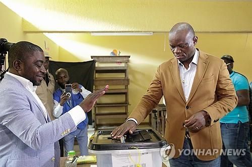 개헌 국민투표 투표하는 응게마 가봉 임시 대통령