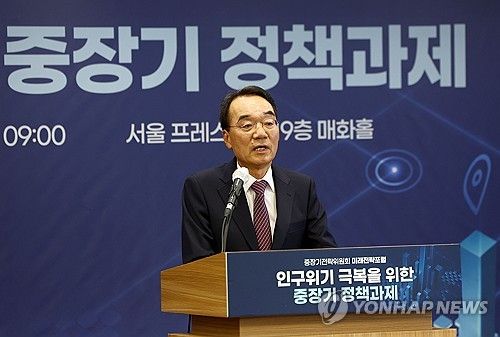 미래전략포럼 개회사하는 박재완 위원장