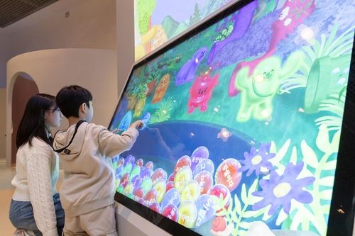 전시장의 '마음 × 표현하는 말' 체험 화면 