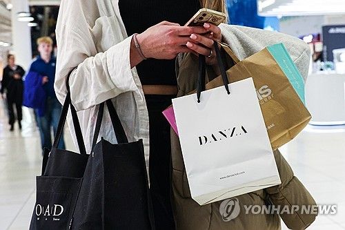 모스크바 쇼핑몰 아비아파르크에서 쇼핑한 여성