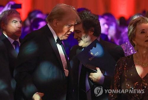 트럼프 미국 대통령 당선인(좌)과 밀레이 아르헨티나 대통령