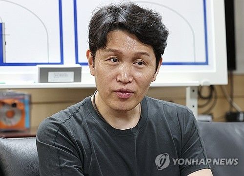 인터뷰하는 위성우 감독