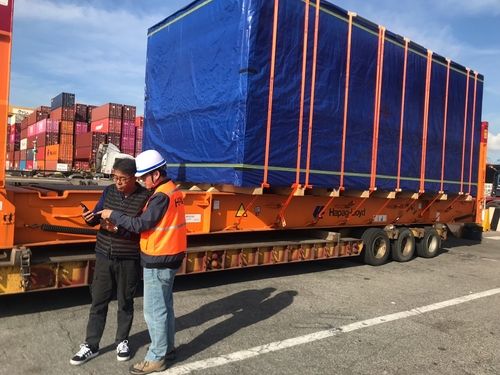 부산항 초대형 화물 반입절차 확인 모습