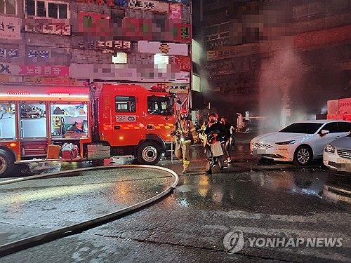 안산 상가 건물 불…모텔 투숙객 등 50여명 구조