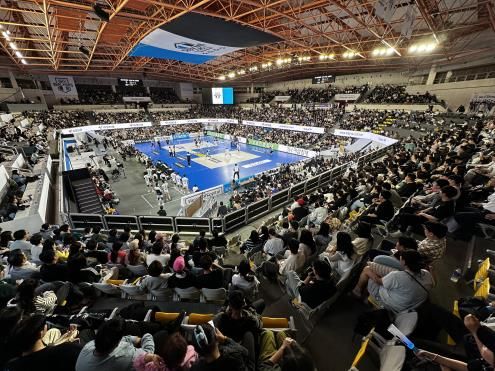 천안 유관순체육관 찾아 응원하는 관중들