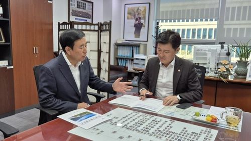 구자근 의원(오른쪽) 만나는 조길형 충주시장