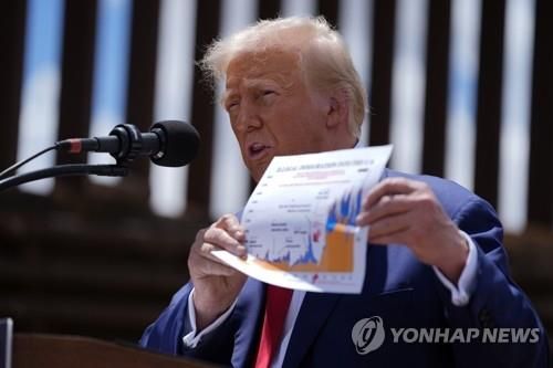 후보시절 남부 국경 찾은 트럼프