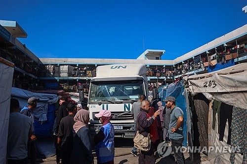 가자지구의 한 난민캠프에 도착한 UNRWA 트럭