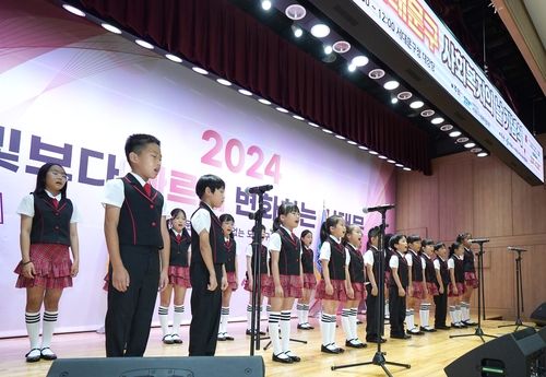 지난 9월 '서대문구 사회복지의 날 기념식'에서 초청공연하는 서대문어린이합창단