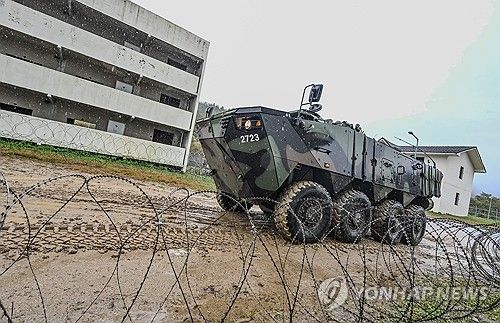 공격작전 지역으로 이동하는 K808차륜형장갑차
