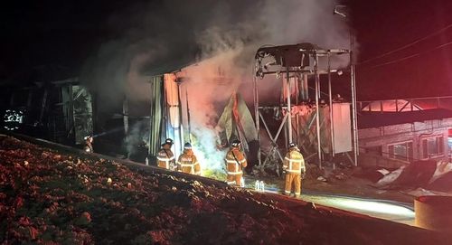  축사 화재 진화하는 소방대원들