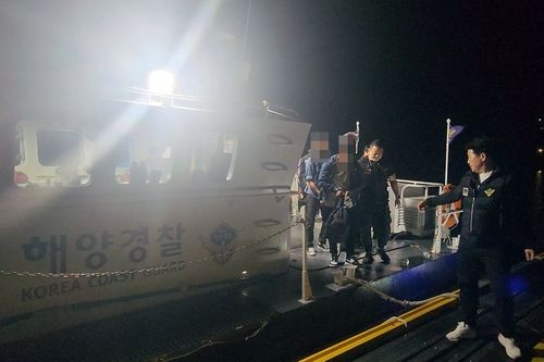 외국인 마약 사범들 경비함정으로 호송