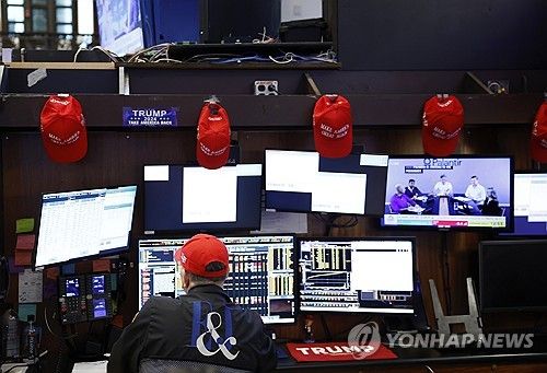 뉴욕증권거래소(NYSE)에서 MAGA 모자를 걸어놓고 일하는 트레이더