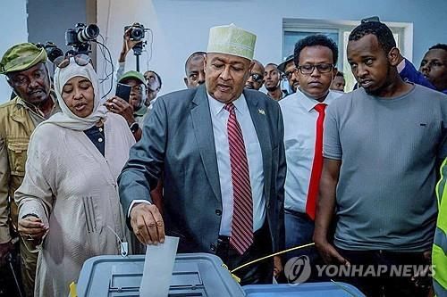 소말릴란드 대선에서 승리한 압디라흐만 무함마드 압둘라히 제1야당 후보