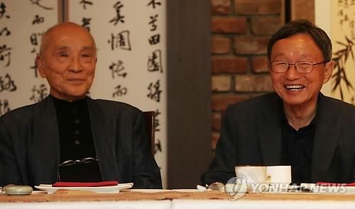 2015년 대화 나누는 다니카와(왼쪽)와 신경림 시인