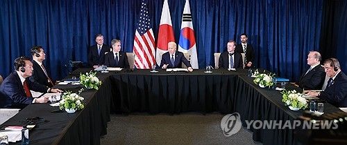 페루 APEC에서 만난 한미일 정상